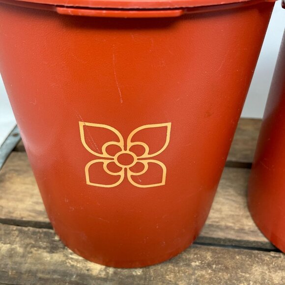 Vintage Tupperware Red Orange Storage Containers Starburst Lids Set Of 2 Nesting - Picture 12 of 13